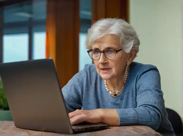 Retiree in front of a laptop with a pension simulator on screen