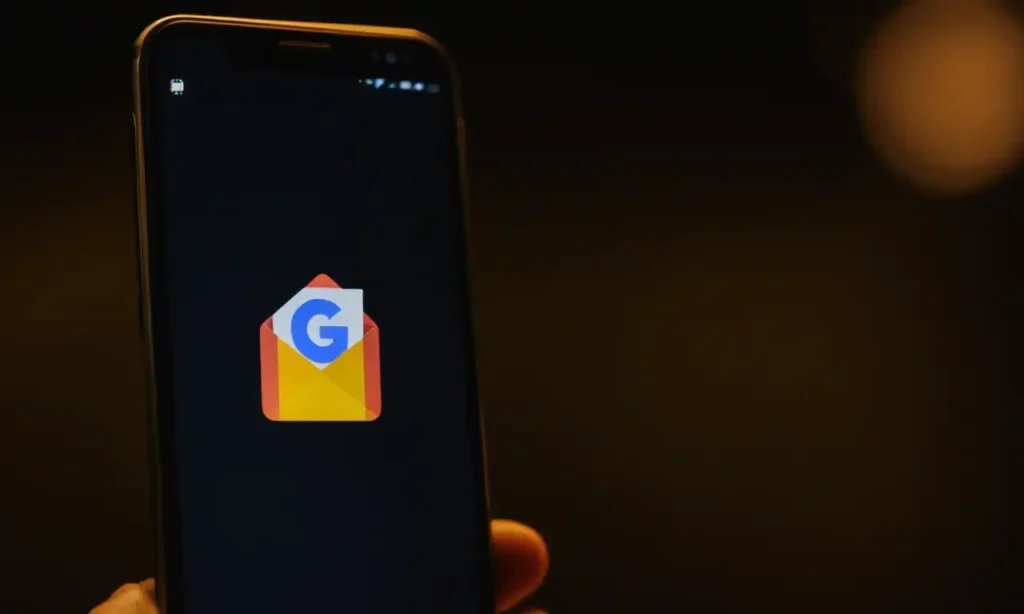Mobile con pantalla de Gmail vacía y fondo oscuro