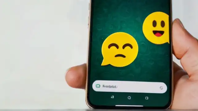 Smartphone con pantalla blanca y emojis de WhatsApp