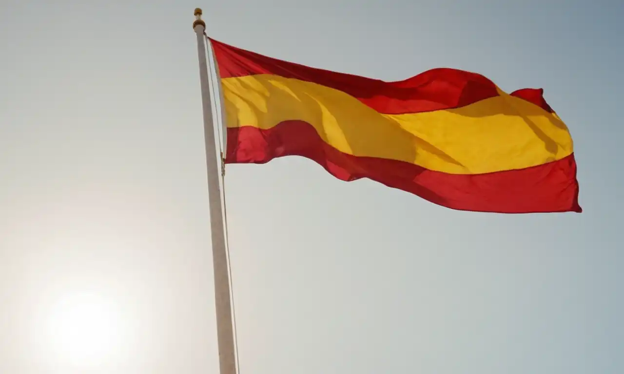 Bandera española flotando sobre fondo blanco con detalles rojo y amarillo