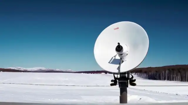 TV satélite en un techo cubierto de nieve con antena instalada