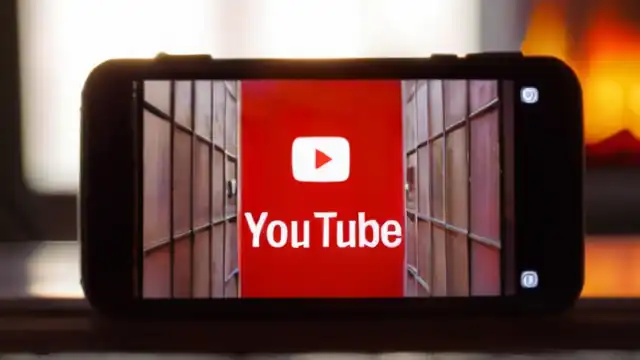 Smartphone con pantalla dividida mostrando una ventana de YouTube y el icono de compartir