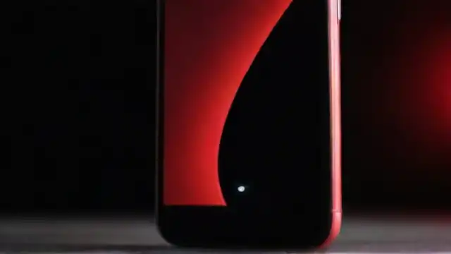 Un smartphone con pantalla negra y un enlace rojo brillante