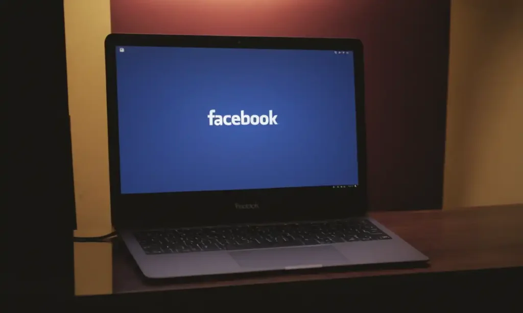 Una pantalla de computadora con la aplicación de Facebook abierta